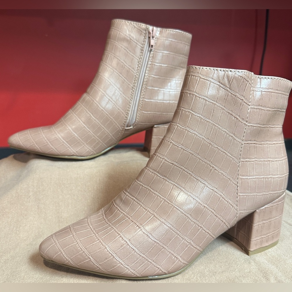 Bamboo Faux Croc Embossed Ankle Booties Nude/Beige Women’s Size 7.5 NWOT